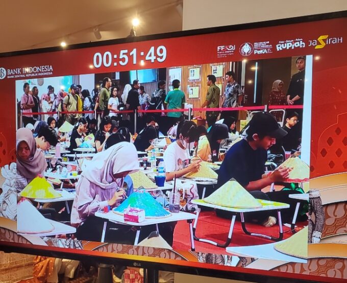 Siti fatimah kelas X SMA Tunas Patria Ungaran mengikuti Lomba melukis dari Bank Indonesia