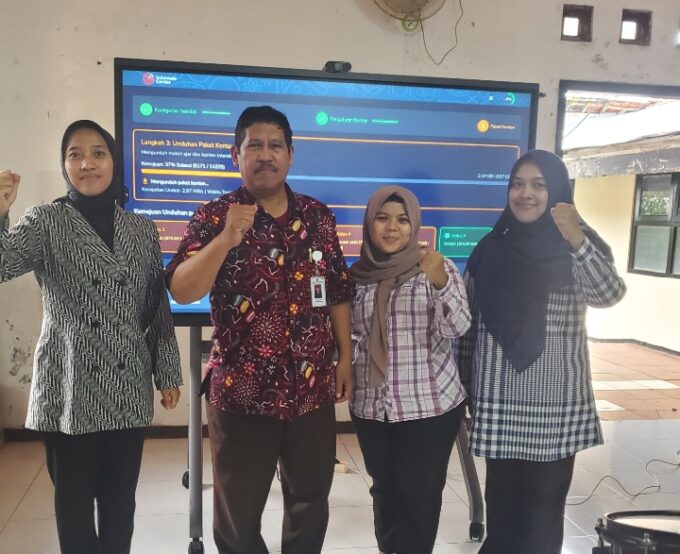 SMA Tunas Patria Ungaran mendapatkan bantuan papan digital dari pemerintah